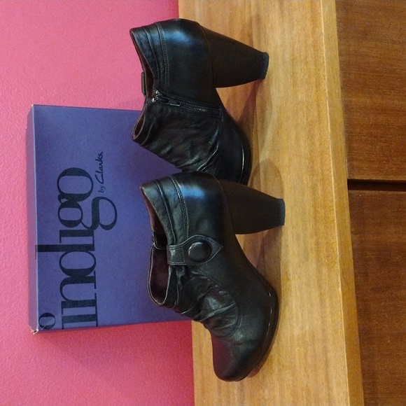 Indigo by Clarks women's Hedda Black Lea booties. EUC like new in box. Size 9M. - Picture 6 of 11